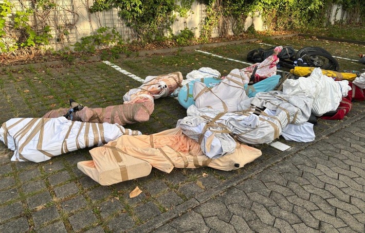 POL-GÖ: (207/2025) Erfolg im Kampf gegen Fahrraddiebe: Polizei entdeckt vierzehn gestohlene E-Bikes in ausländischem Mercedes-Sprinter, Fahrer in U-Haft, Fahrzeug beschlagnahmt, Ermittlungen dauern an