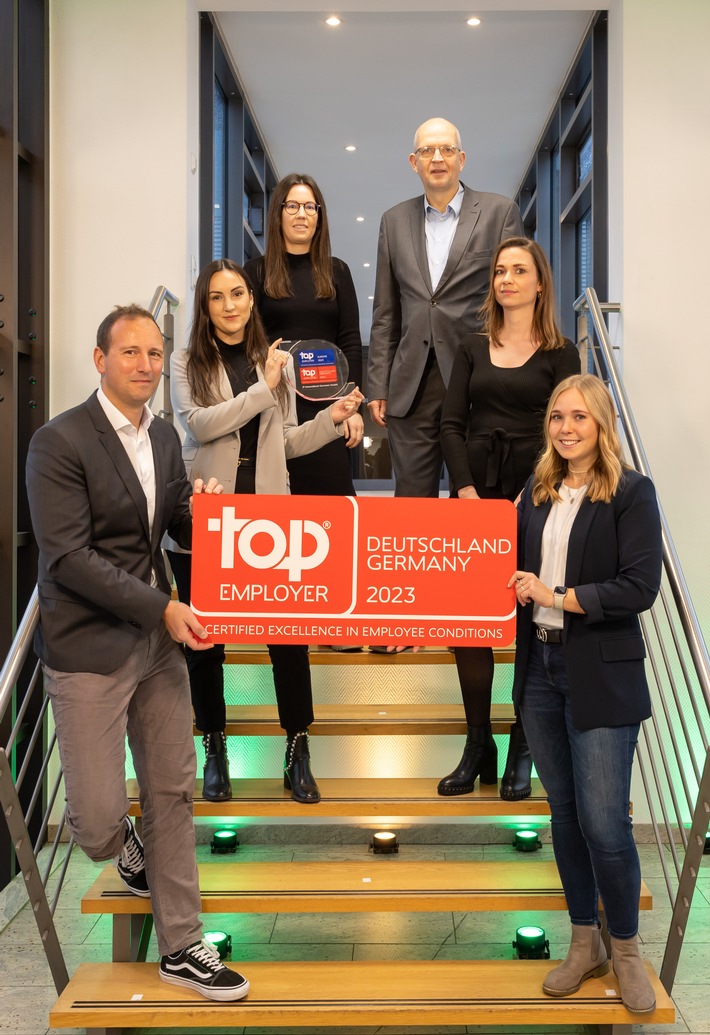 V.l.n.r.: Ulf Zedler, People & Culture Director; Lena Derber, People & Culture Specialist; Sarah Rieth, People & Culture Finance Specialist; Markus Voget, Rewards Manager; Anke Blang, People & Culture Manager; Caroline Schneider, Talent Development Specialist / Weiterer Text über ots und www.presseportal.de/nr/54469 / Die Verwendung dieses Bildes für redaktionelle Zwecke ist unter Beachtung aller mitgeteilten Nutzungsbedingungen zulässig und dann auch honorarfrei. Veröffentlichung ausschließlich mit Bildrechte-Hinweis. V.l.n.r.: Ulf Zedler, People & Culture Director; Lena Derber, People & Culture Specialist; Sarah Rieth, People & Culture Finance Specialist; Markus Voget, Rewards Manager; Anke Blang, People & Culture Manager; Caroline Schneider, Talent Development Specialist / Weiterer Text über ots und www.presseportal.de/nr/54469 / Die Verwendung dieses Bildes für redaktionelle Zwecke ist unter Beachtung aller mitgeteilten Nutzungsbedingungen zulässig und dann auch honorarfrei. Veröffentlichung ausschließlich mit Bildrechte-Hinweis.