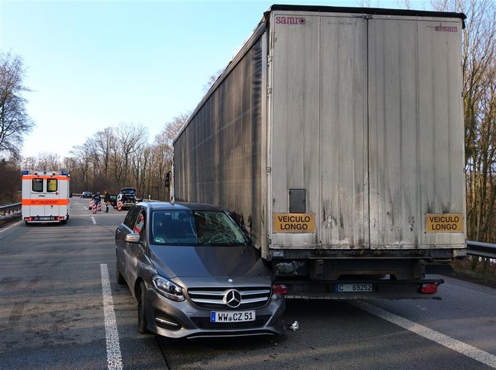 POL-VDKO: Verkehrsunfall durch Falschfahrer
Fahrer schwer verletzt