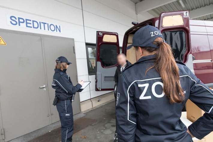 HZA-M: Bundesweite Schwerpunktprüfung gegen Schwarzarbeit und illegale Beschäftigung Münchner Zoll überprüft Kurier-, Express- und Paketdienstleister