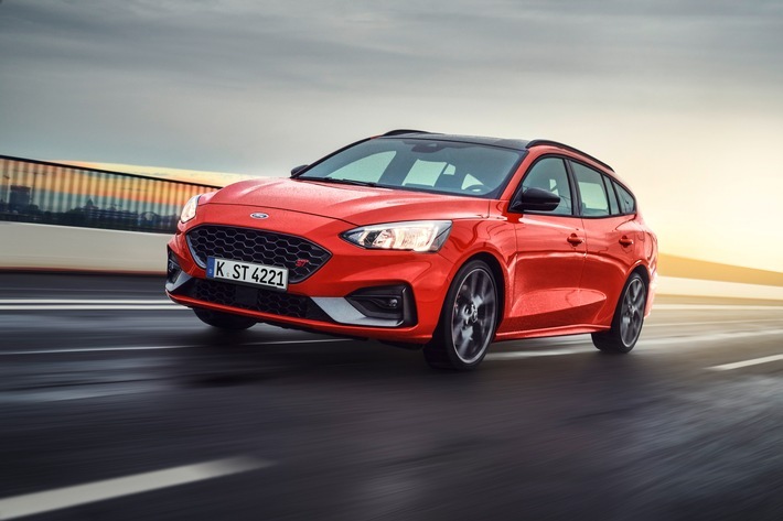 Ford stellt erste Bilder des neuen Ford Focus ST Turnier vor. Das von Ford Performance entwickelte Kombi-Sportmodell geht mit zwei Motor-Varianten an den Start: einem drehfreudigen EcoBoost-Turbobenziner mit 2,3 Liter Hubraum und 206 kW (280 PS)* sowie einem 2,0 Liter großen EcoBlue-Turbodiesel mit 140 kW (190 PS)*. Beide Maschinen bietet Ford mit 6-Gang-Schaltgetriebe an, der EcoBoost-Vierzylinder-Benziner steht darüber hinaus wahlweise auch mit einer 7-Gang-Automatik zur Verfügung. Weiterer Text über ots und www.presseportal.de/nr/6955 / Die Verwendung dieses Bildes ist für redaktionelle Zwecke honorarfrei. Veröffentlichung bitte unter Quellenangabe: "obs/Ford-Werke GmbH"