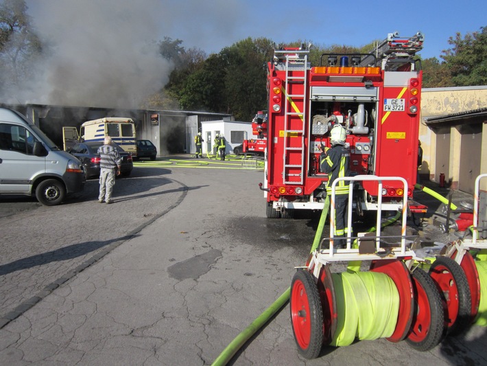 FW-GE: Zwei Verletzte bei einem Brand in einer Kraftfahrzeugwerkstatt