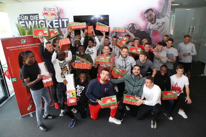 Profifußballer und Fans packen für &quot;Weihnachten im Schuhkarton®&quot; / Bundesligaklubs engagieren sich für Geschenkaktion