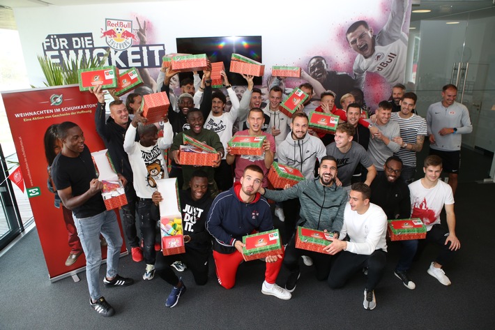 Profifußballer und Fans packen für "Weihnachten im Schuhkarton®" / Bundesligaklubs engagieren sich für Geschenkaktion