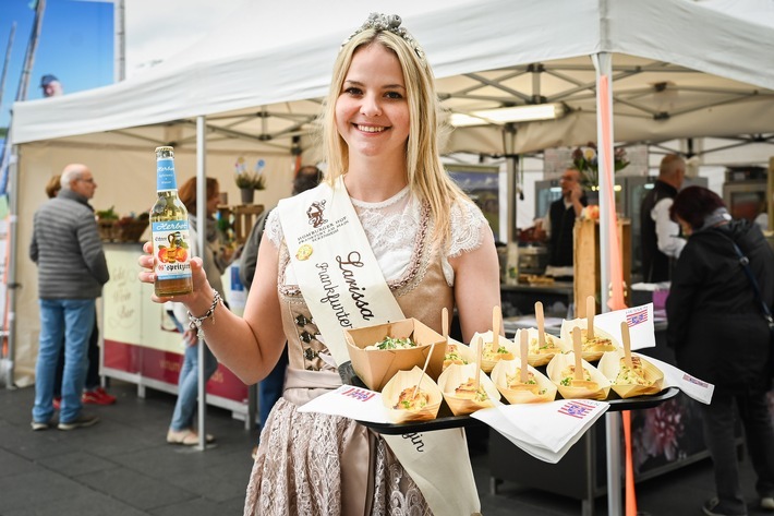 Frankfurter Weinkönigin auf der EinheitsEXPO 2021 in Halle (S.) // 
© Staatskanzlei / Thomas Meinicke / Weiterer Text über ots und www.presseportal.de/nr/157804 / Die Verwendung dieses Bildes ist für redaktionelle Zwecke unter Beachtung ggf. genannter Nutzungsbedingungen honorarfrei. Veröffentlichung bitte mit Bildrechte-Hinweis.