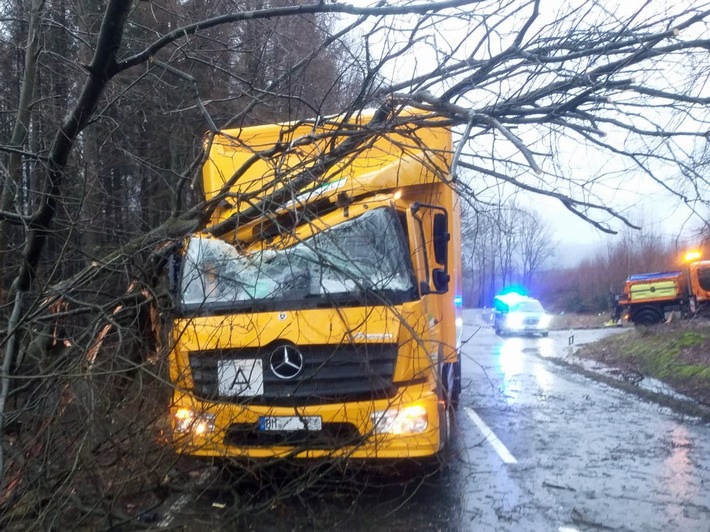 POL-GM: 290121-0066: LKW von umstürzendem Baum getroffen - B 56 gesperrt