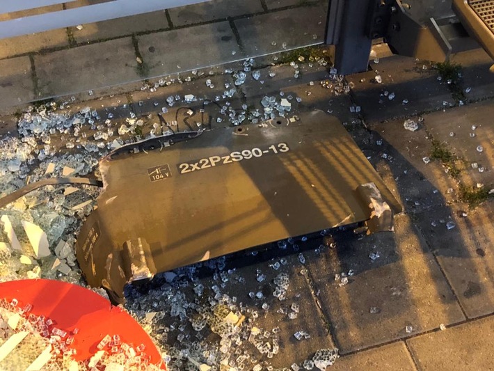 BPOL NRW: 36-Jähriger mit Schutzengel - Metallteil löst sich von fahrendem Zug - Bundespolizei leitet Ermittlungen ein
