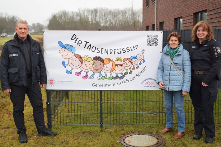 POL-WL: Der "Tausendfüssler" breitet sich weiter aus - Verkehrsprävention an den Grundschulen - neue Banner für mehr Aufmerksamkeit