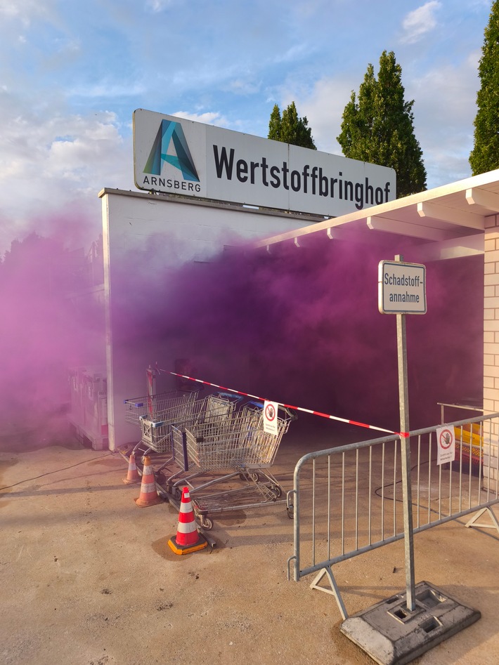FW-AR: Übung am Wertstoffhof Obereimer: Feuerwehr trainiert den Ernstfall