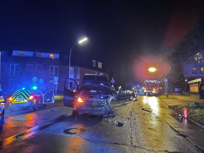 FW Bad Segeberg: Verkehrsunfall mit zwei beteiligten Fahrzeugen