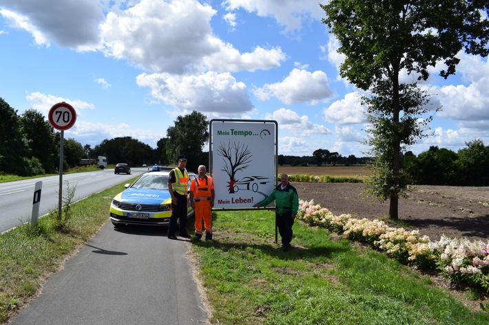 POL-NI: Nienburg: Aktion "Mein Tempo...Mein Leben" - erstes Plakat im Landkreis Nienburg angebracht.