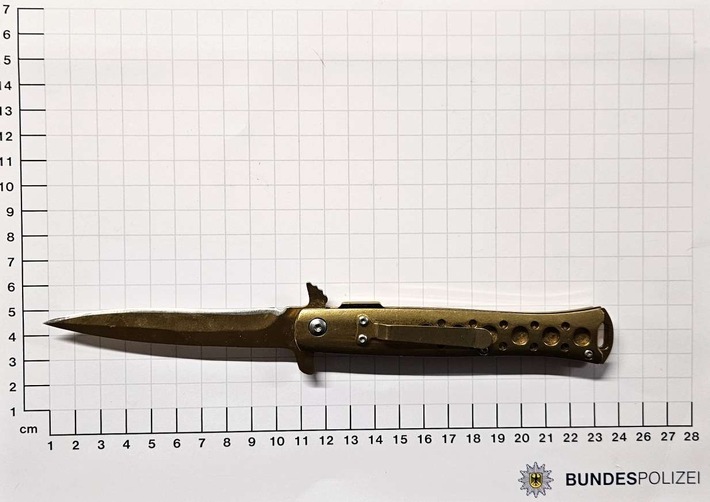 BPOL NRW: "Warum werde gerade ich kontrolliert?" - Bundespolizisten stellen Springmesser sicher