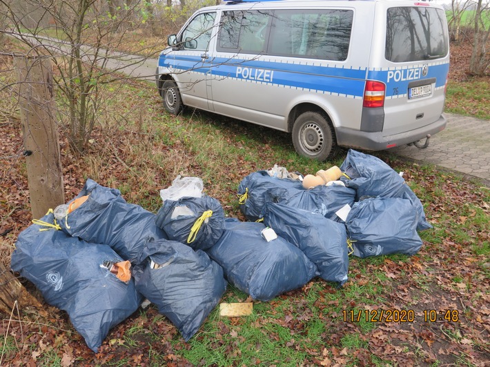 POL-DEL: Landkreis Oldenburg: Blaue Säcke im Grünstreifen in Ganderkesee entsorgt +++ Zeugen gesucht (Foto)