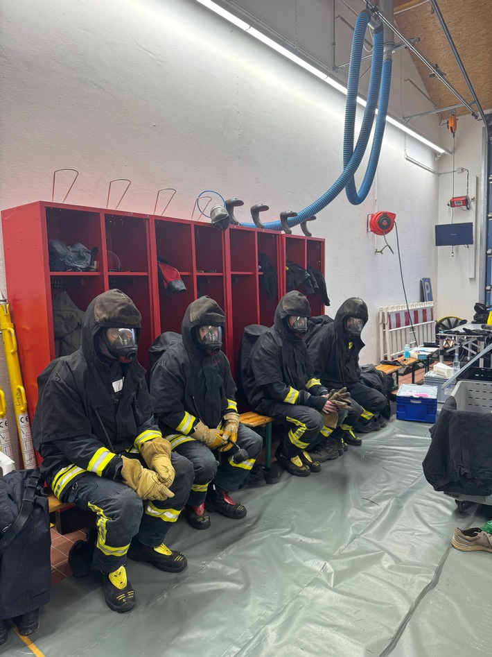 FW-OLL: Realistische Ausbildung im Brandübungscontainer für die Gemeinde-Feuerwehr Wardenburg