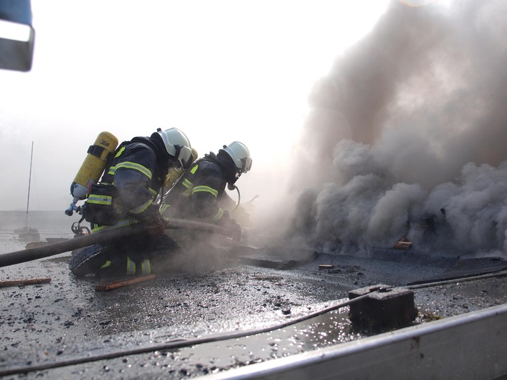 FW-MK: Städtischer Kindergarten durch Feuer zerstört