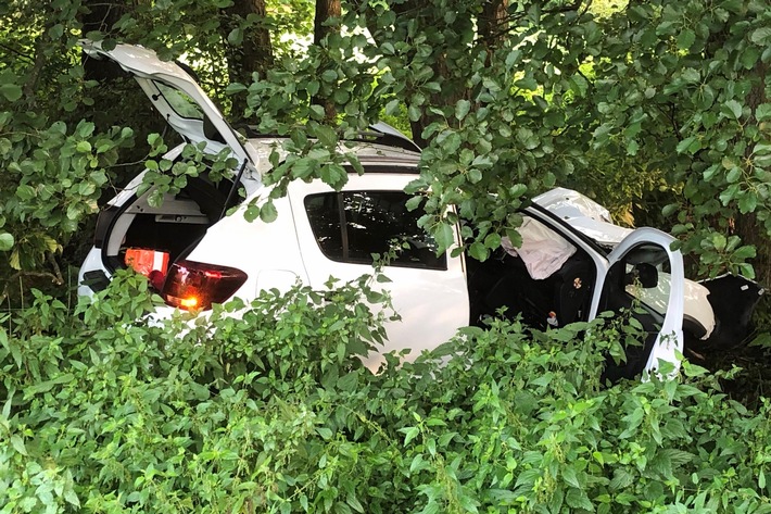 POL-GM: PKW prallt gegen Baum - zwei Schwerverletzte