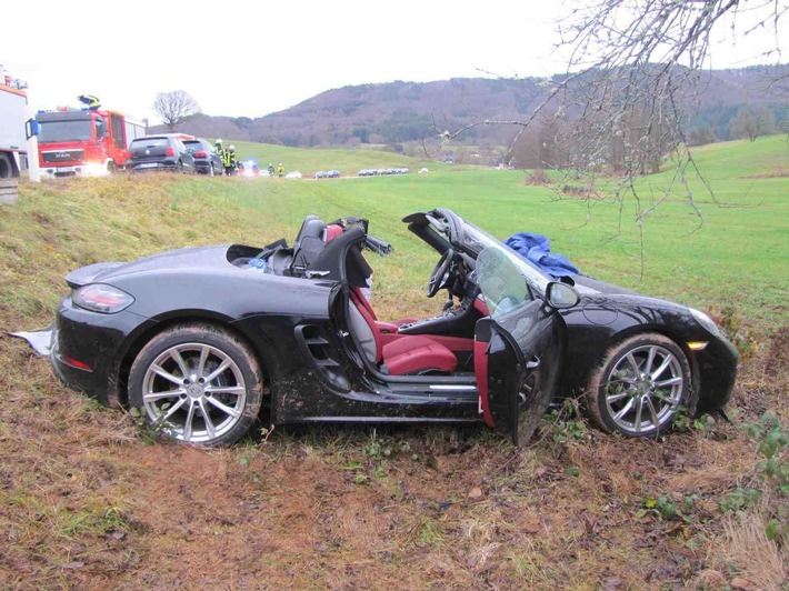 POL-FR: Steinen: Schwerer Verkehrsunfall - Porsche prallt gegen Baum