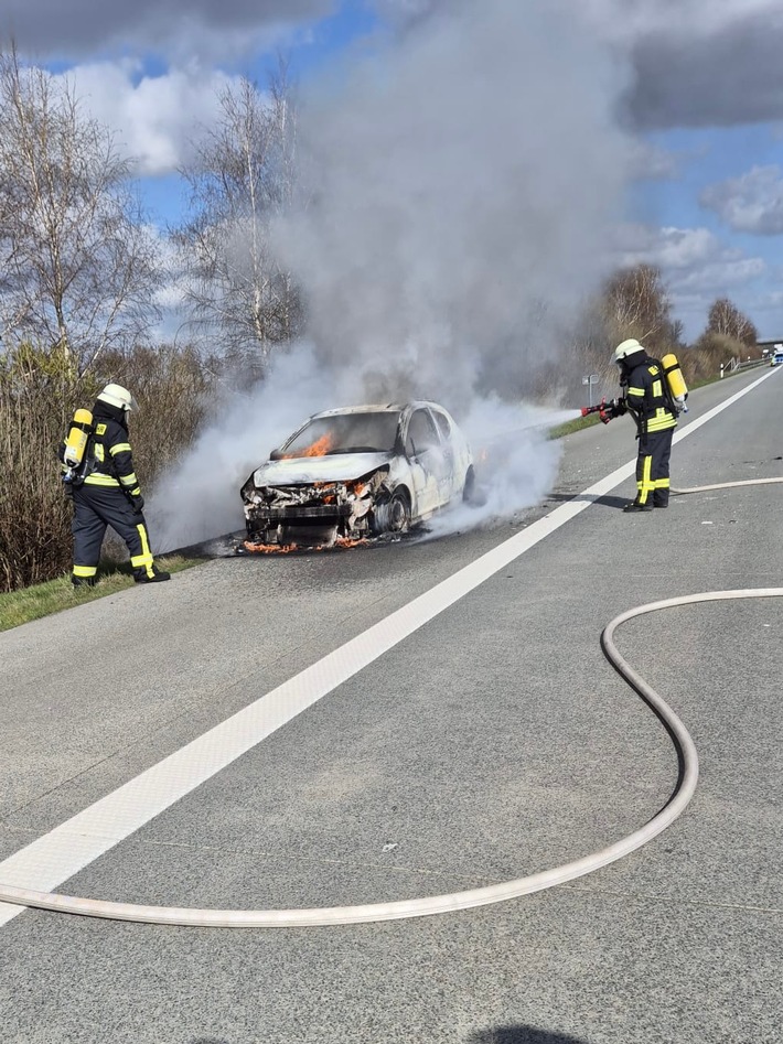 FW-ROW: Kleinwagen brennt in voller Ausdehnung