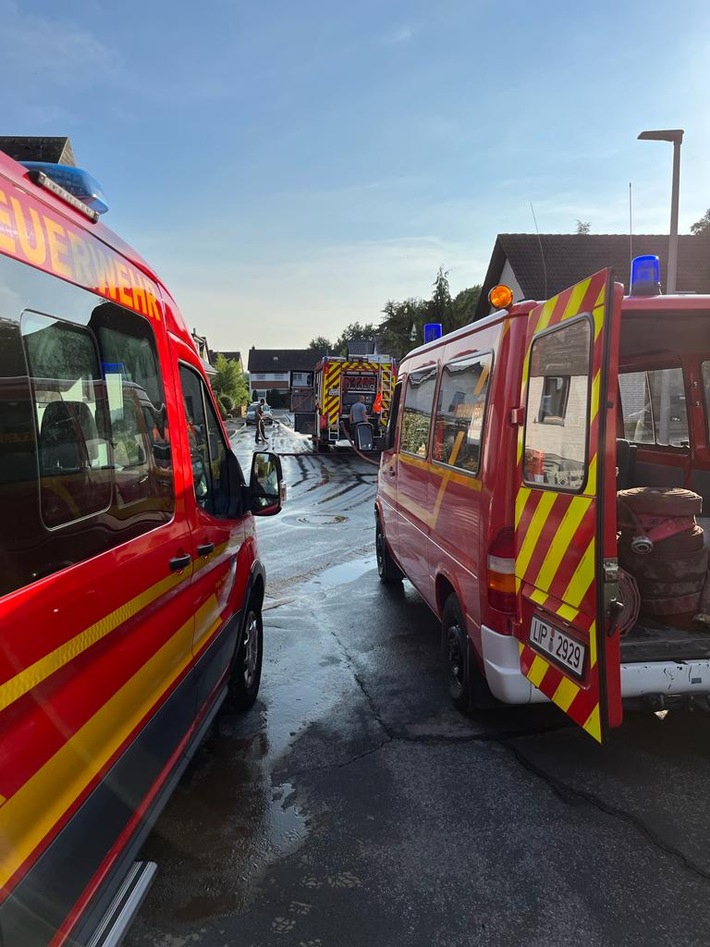 FF Bad Salzuflen: Wasser und Schlammmassen treten durch Fensterfront in ein Wohnhaus ein / Feuerwehr Bad Salzuflen kämpft mit 100 Einsatzkräften gegen Unwetter