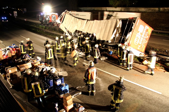 FW-E: Verkehrsunfall auf der A40, LKW kippt in Mittelleitplanke, Fahrer verletzt