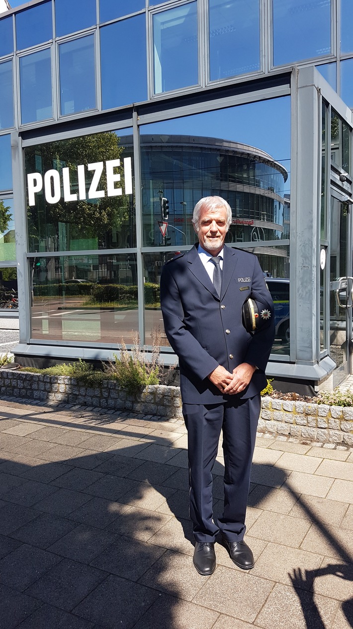POL-D: Foto zum heutigen Pressegespräch - Polizeipräsident Norbert Wesseler begrüßt Polizeioberrat Norbert Latuske als neuen Leiter der Inspektion Süd