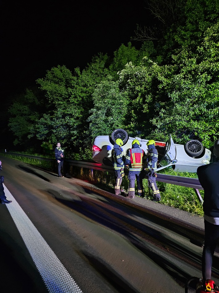 FW Bergheim: Eine verletzte Person bei Verkehrsunfall - PKW überschlug sich auf A61 bei Bergheim