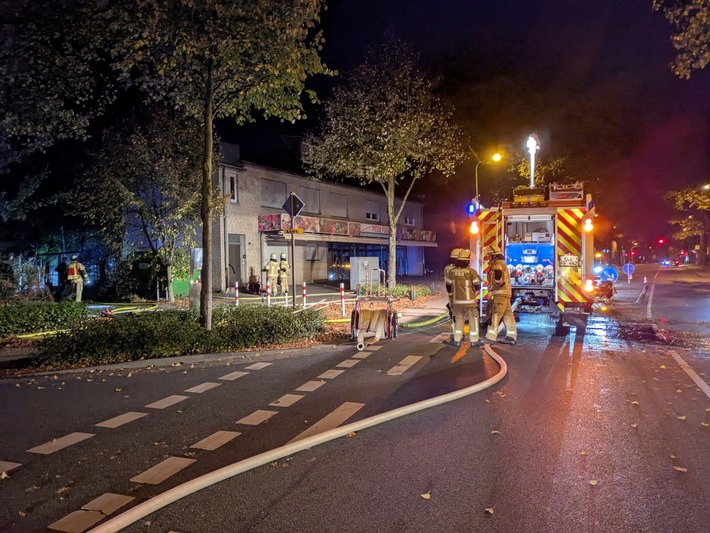 FW-KLE: Nächtlicher Brand zwischen zwei Gebäuden