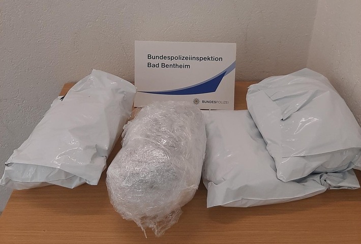BPOL-BadBentheim: Drogen im Wert von rund 33.000 Euro in herrenloser Tasche entdeckt