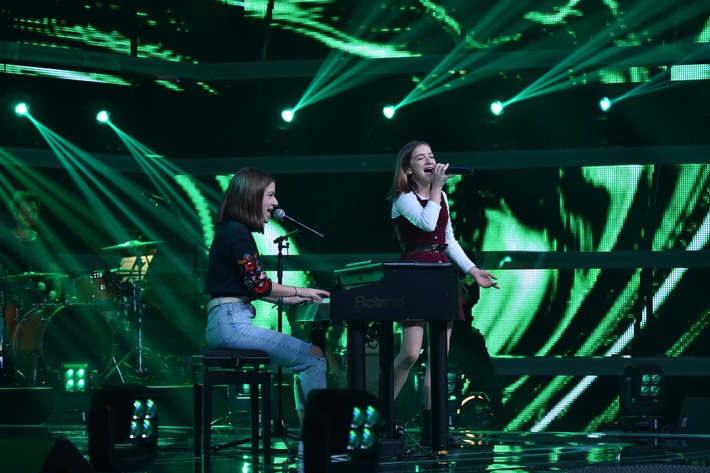 Verkehrte Welt bei "The Voice Kids": Das Augsburger Geschwister-Duo Mimi und Josefin trösten die weinende Lena Meyer-Landrut