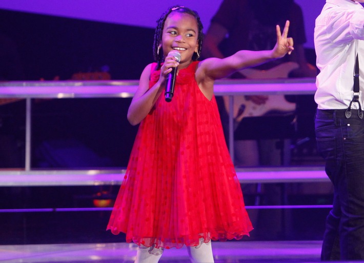 Singt sich Schweizerin Chelsea (8) am Freitag in das Finale von "The Voice Kids"? (BILD)