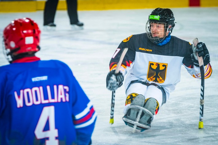 Paralympische Eishockey WM in Berlin: Versicherter der BG BAU kämpft um den Titel / Im Rollstuhl ganz vorne mit dabei