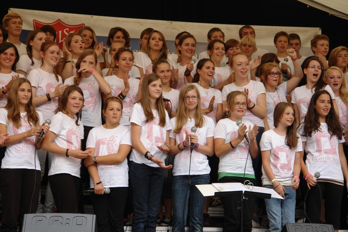 Heilsarmee-Teenagerchor mit groovigem Sound und Takasa-Jonas auf Tour: "alive-teens" tourt vom 22. bis 27. Juli durch die Schweiz (BILD)