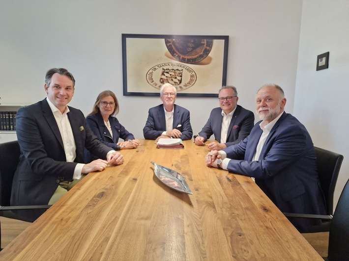 Die Vorstandsmitglieder Dr. Tobias Gaydoul, Diakonin Christine Meyer, Karl Schulz und Diakon Peter Barbian mit Aufsichtsratsvorsitzendem Prof. Dr. Stefan Ark Nitsche (Mitte). / Weiterer Text über ots und www.presseportal.de/nr/180969 / Die Verwendung dieses Bildes für redaktionelle Zwecke ist unter Beachtung aller mitgeteilten Nutzungsbedingungen zulässig und dann auch honorarfrei. Veröffentlichung ausschließlich mit Bildrechte-Hinweis.