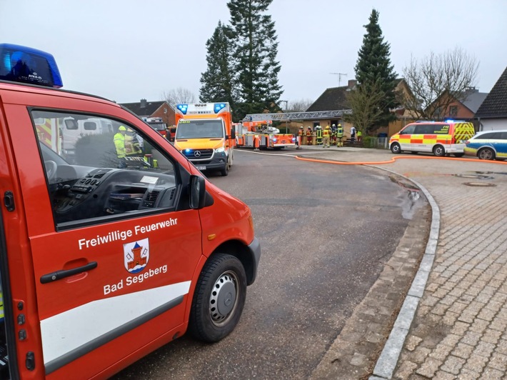 FW Bad Segeberg: Wohnungsbrand - eine Person durch die Feuerwehr gerettet