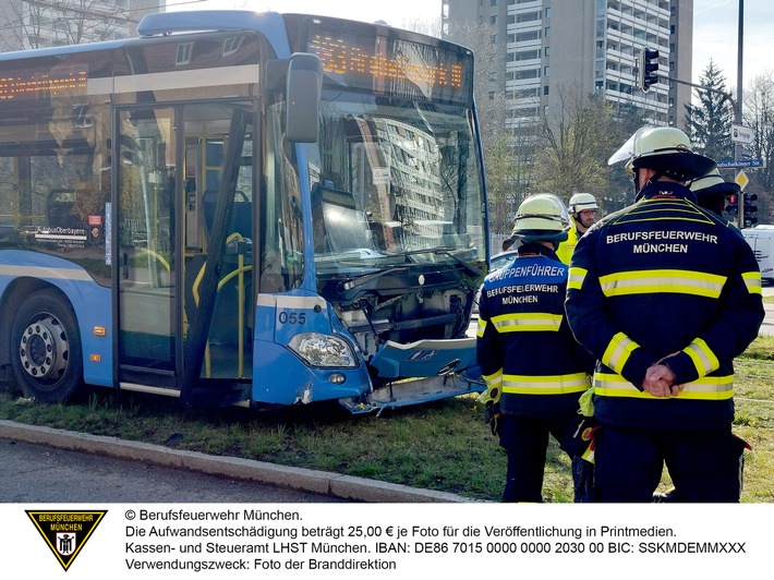 FW-M: Linienbus rammt Tram (Bogenhausen)