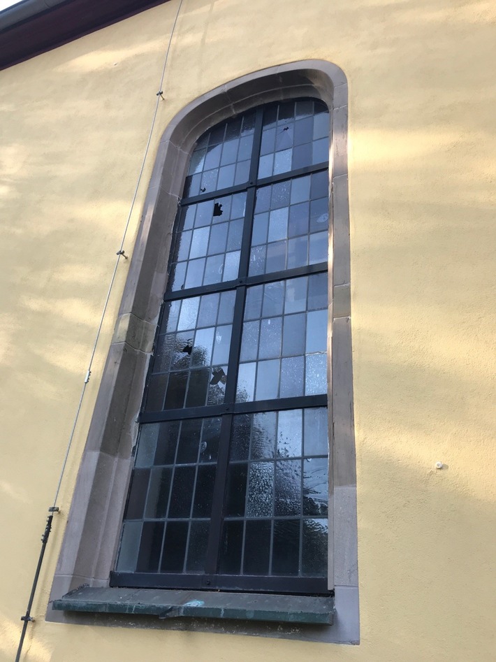 POL-PPWP: Kirchenfenster beschädigt - Wer kann Hinweise geben?