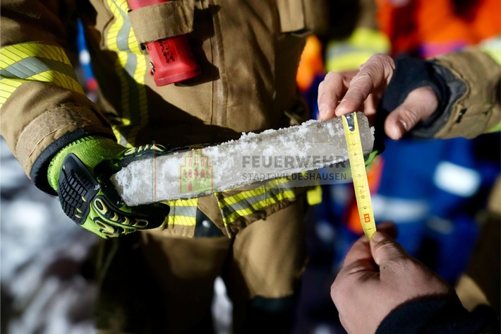 FW-OLL: Feuerwehr Wildeshausen warnt vor Eisflächen - Realistische Eisrettungsübung durchgeführt