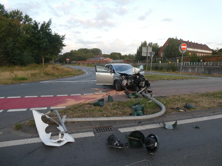 POL-MS: Toyota kollidiert mit Ampelmast - 37-jähriger Fahrer muss Blutprobe abgeben