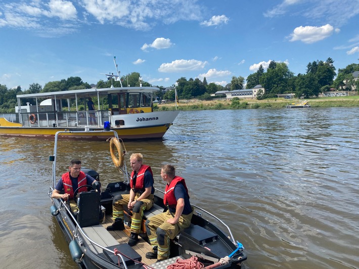 FW Dresden: Feuerwehr rettet Personen von Fähre an Land