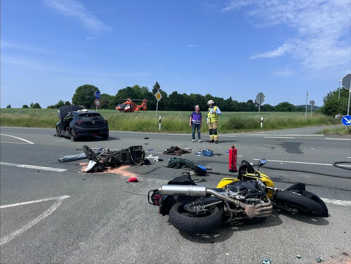 FF Bad Salzuflen: Drei Menschen bei Motorradunfall verletzt / Ostwestfalenstraße in Retzen ist über mehrere Stunden gesperrt