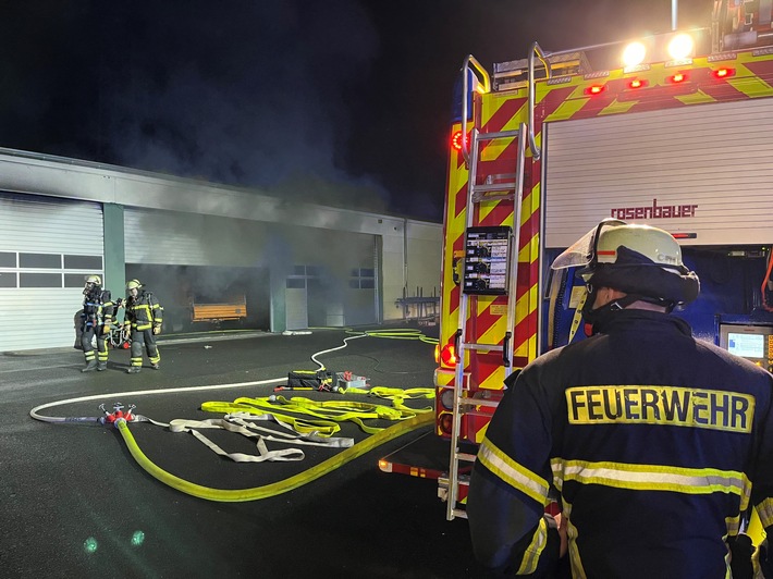 FW Alfter: Brand in einer Fahrzeug- und Gerätehalle in Impekoven