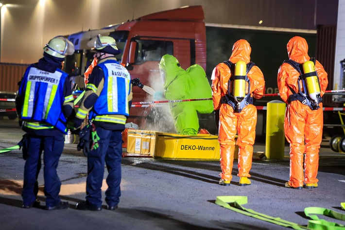 FW-E: Ätzende Flüssigkeit tritt in einem Hochregallager aus und sorgt für umfangreichen Feuerwehreinsatz - ein Mitarbeiter verletzt