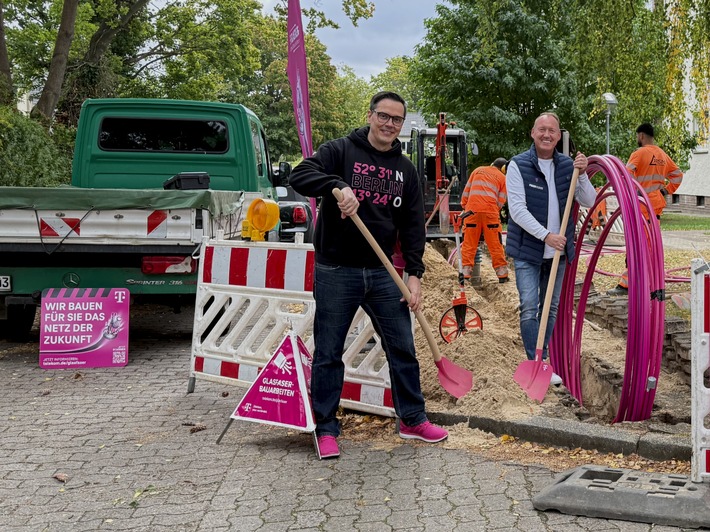 Berlin: Spatenstich für Glasfaserausbau in Kladow