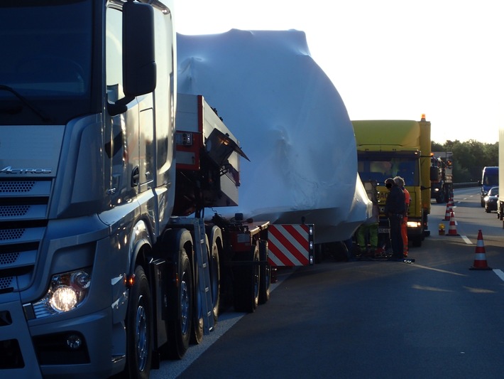 POL-VDMZ: Reifen platzen an Schwertransport