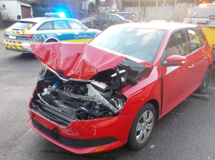 POL-PDNW: Neustadt/Weinstraße - Verkehrsunfall mit drei beteiligten Fahrzeugen - Gesamtschaden 30000EUR