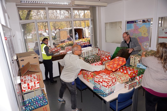 Ford-Beschäftigte sammelten wieder Weihnachtspäckchen für benachteiligte Kinder (FOTO)