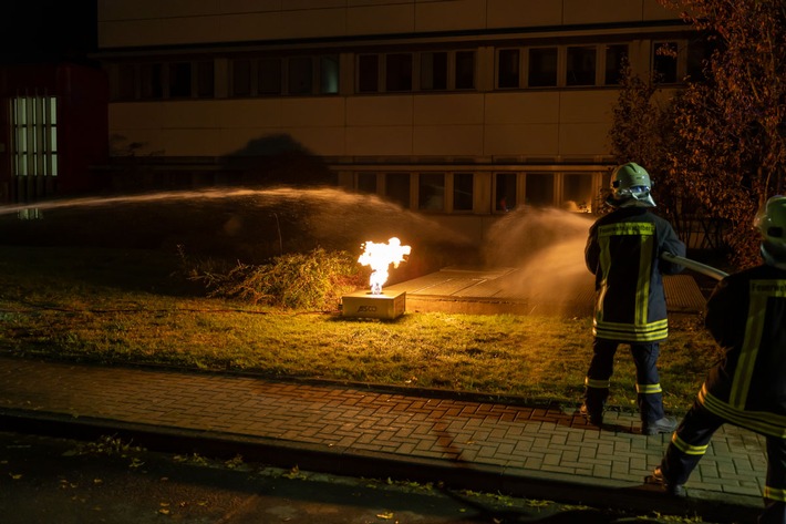 FW Wachtberg: Feuerwehr Wachtberg stellt bei Großübung ihr Können unter Beweis