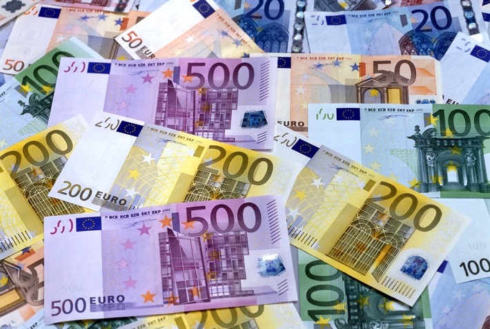 HZA-BI: Zoll stellt 34.000 EUR auf der A 44 in Geseke sicher Herkunft des Geldes noch ungeklärt