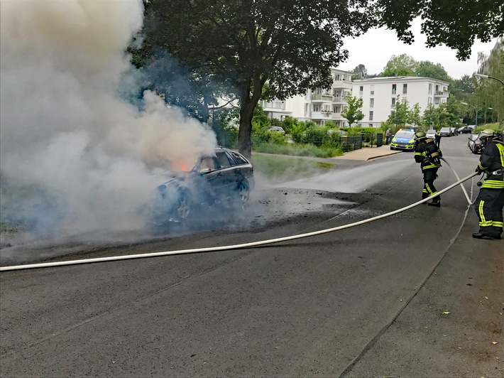 FW-DO: Personenwagen brannte in voller Ausdehnung