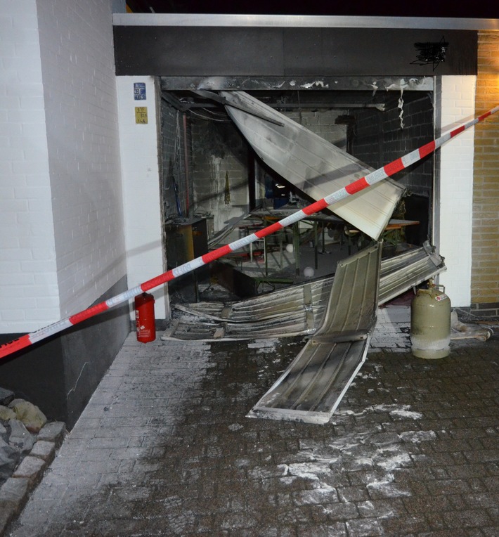 POL-WHV: Brand einer Garage in Wilhelmshaven (FOTO) - vermutlich technischer Defekt eines mobilen Gasheizstrahlers